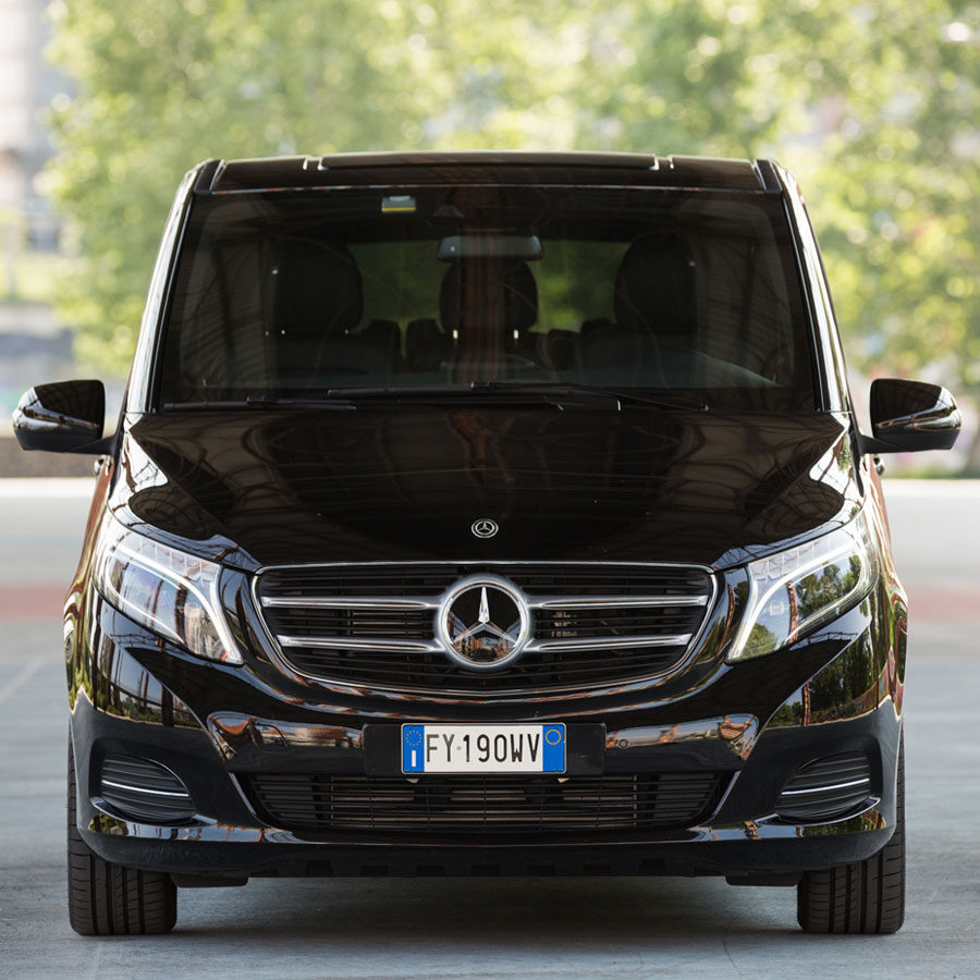 un minivan nero della mercedes benz